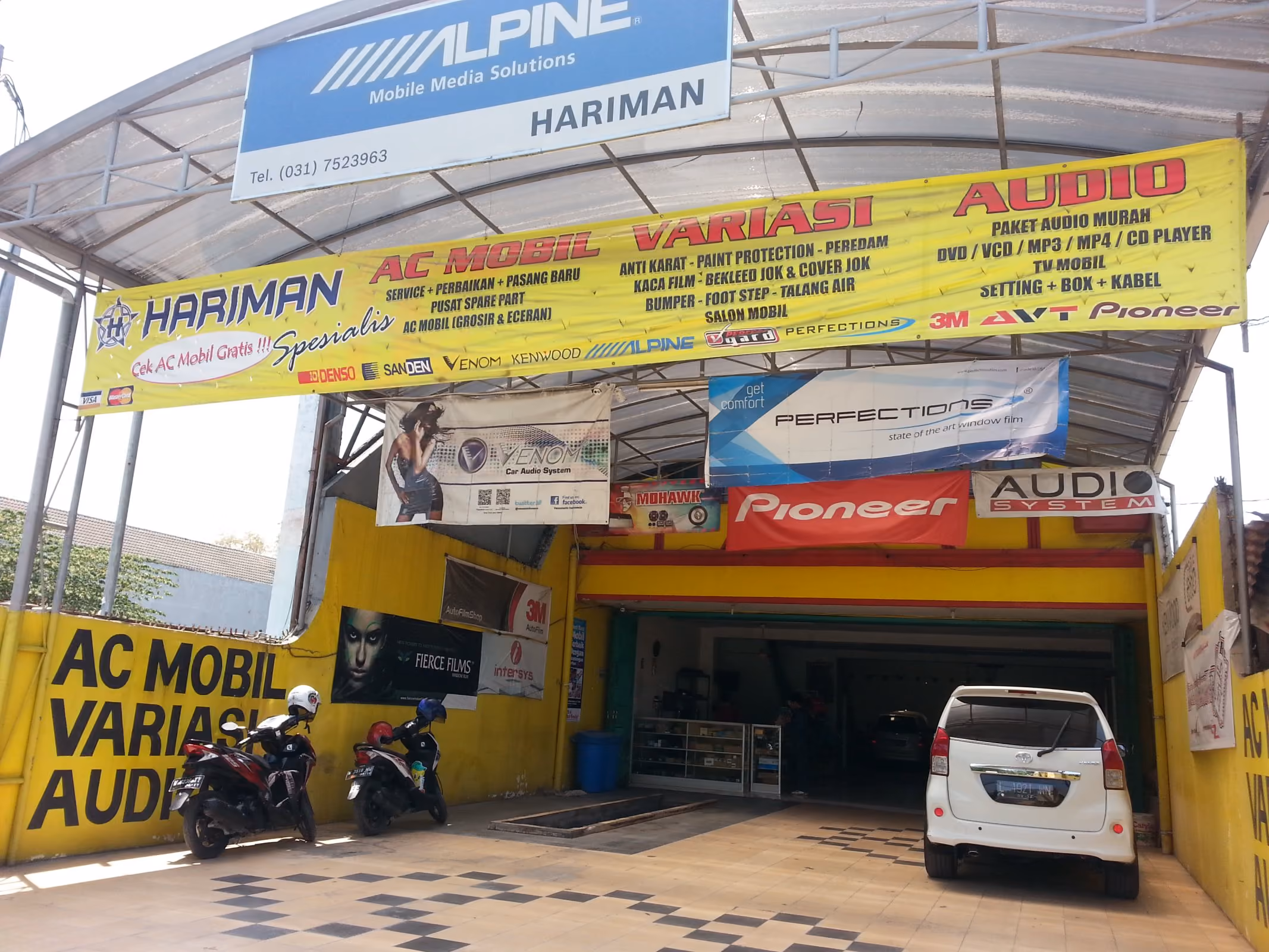 Hariman Variasi storefront on Jl. Raya Menganti in Wiyung
