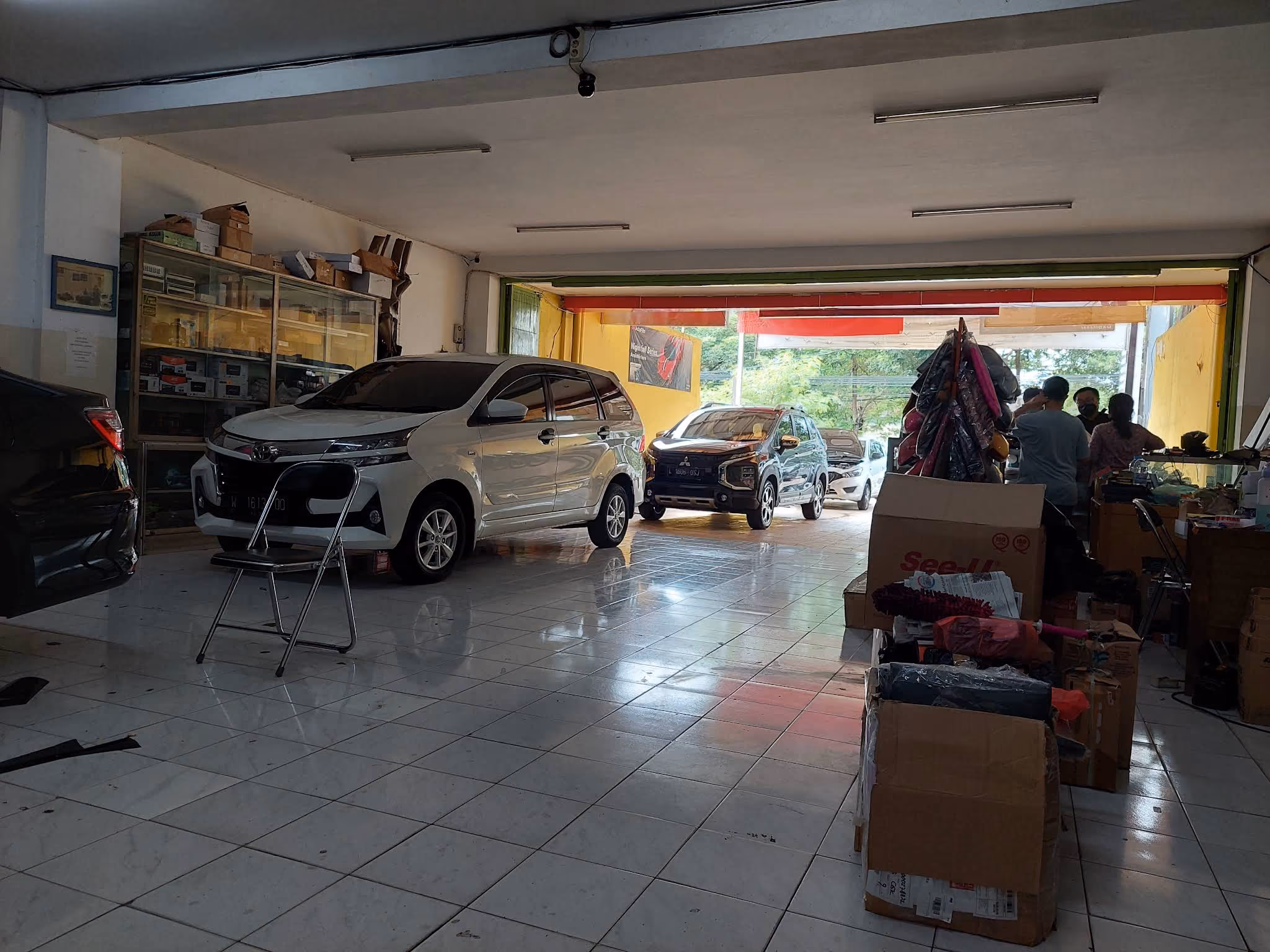 Working area inside Hariman Variasi with customer vehicles